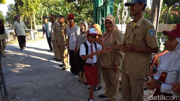 Bocah Lamongan yang Rawat Ibunya Akhirnya Sekolah Lagi
