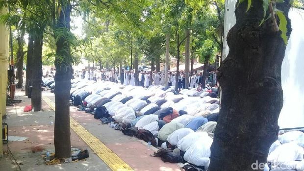  Massa salat berjemaah di depan gedung PTUN, Cakung, Jaktim, Senin (7/5/2018)