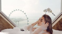 Saat liburan ke Singapura, ia berpose di dalam bathtub. Ia pun mewarnai rambutnya kala itu. Foto: Dok. Instagram/inijedar