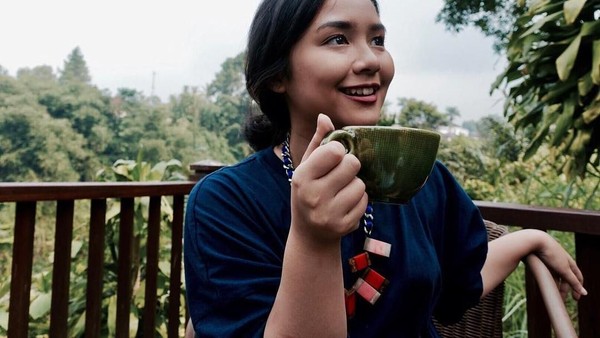 Begini Pose Manis Gita Gutawa Saat Ngopi dan Nikmati Gelato