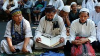 Pembacaan ayat-ayat suci Al Quran itu dipimpin oleh seseorang melalui pengeras suara.