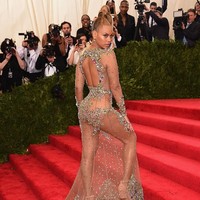 Beyonce memamerkan keseksiannya di MET Gala 2015 dalam balutan gaun transparan Givenchy. (Foto: Getty Images)