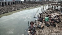 Anak-anak tampak bermain.
