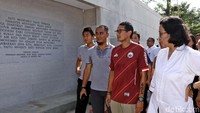Sri Mulyani dan Sandiaga Uno berkeliling Lapangan Banteng.