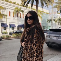 Ibunya mengakui bahwa ia memberikan kartu kredit tanpa batas pada Nicolette sejak usia sangat muda, tetapi mulai memotong uang sakunya setelah menyadari betapa manjanya Nicolette. Nina juga mengungkapkan bahwa ia merasa bersalah karena selalu bekerja dan tak menghabiskan cukup waktu bersama putrinya, jadi ia memberi kompensasi melalui imbalan finansial. Foto: Instagram