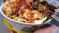 Waduh jadi pengen sarapan bubur juga nih. Lihat tuh, isiannya padet banget dengan lumuran sambal yang banyak diatasnya. Satenya ada telur hingga ati ampela. Ini adalah Bubur Ayam Mayong seberang Al-Azhar di Jalan Boulevard Timur Kelapa Gading, Jakut. Foto: Instagram @dolandanjajan
