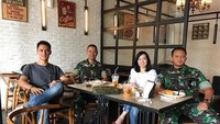 Mampir ke Makassar, Choky terlihat asyik nongkrong di kafe nih. Tak sendirian, Choky ditemani rekan-rekannya yang berseragam TNI. Foto: instagram @sitohangchoky