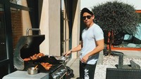 Pangeran muda yang hobi berkuda ini ternyata juga bisa masak lho. Pangeran Mateen terlihat sedang membuat BBQ sendiri. Keren ya? Foto: Instagram tmski