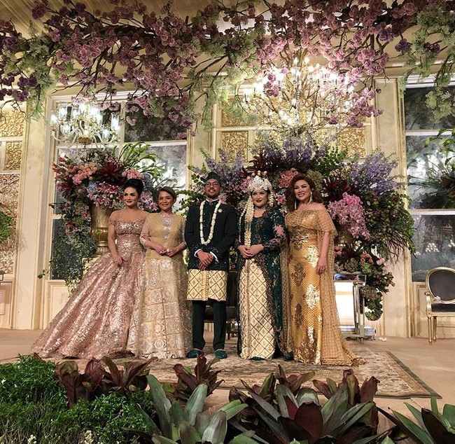 Hiasan bunga berwarna ungu menjadi dekorasi utana area pelaminan Sekar dan Ajie. Pesta resepsi mereka Minggu (6/5/2018) malam kemarin dimeriahkan oleh penampilan 3 Diva, Krisdayanti, Ruth Sahanaya dan Titi DJ. Foto: Instagram/Cendana Archives