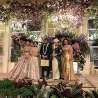 Hiasan bunga berwarna ungu menjadi dekorasi utana area pelaminan Sekar dan Ajie. Pesta resepsi mereka Minggu (6/5/2018) malam kemarin dimeriahkan oleh penampilan 3 Diva, Krisdayanti, Ruth Sahanaya dan Titi DJ. Foto: Instagram/Cendana Archives