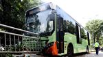 Foto-foto Bus TransJ Seruduk Pembatas Jalan di Simprug