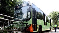 Kecelakaan bus TransJ di Koridor 8 ini terjadi di jalur arah Lebak Bulus sekitar pukul 12.30 WIB.