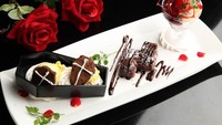 Puas makan, saatnya menikmati dessert yang menarik ini. Cake cokelat dengan krim dan cookies serta es krim terlihat menarik. Creamnya ditempatkan dalam wadah cokelat berbentuk peti mati. Hii seram! Foto: vampire cafe Ginza