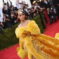 Rihanna memukau dengan gaun kuning model mantel berekor dramatis karya desainer China Guo Pei di MET Gala 2016. (Foto: Getty Images)