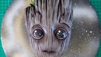  Ini bukan groot, tapi baby groot. Hanya terbuat dari fondant cokelat dan serpihan edible dust, jadilah sosok baby groot ini. Foto:  Instagram @zoesfancycakes