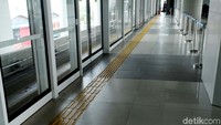 Terlihat sejumlah pekerja sedang memperbaiki posisi guiding block yang ada di lantai.
