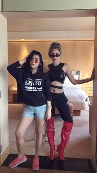 Gaya Jessica Iskandar Pakai Boots Merah Rp 22 Juta Nonton Konser Bruno Mars