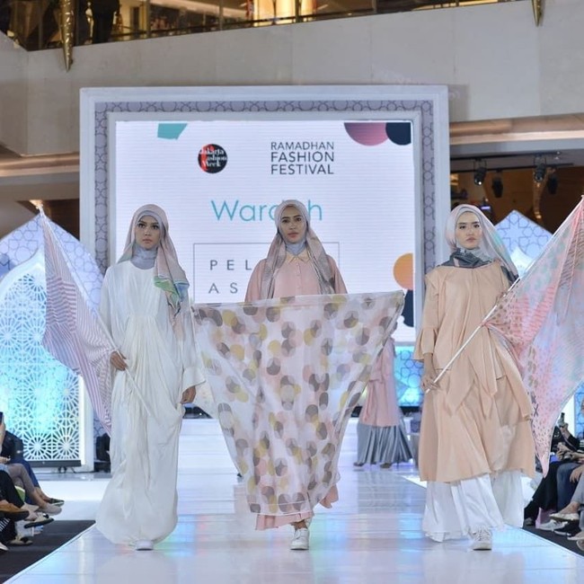 Ide kolaborasi ini merupakan buah dari Wardah Fashion Journey yang rutin dilakukan Wardah setiap tahunnya. Dian Pelangi sendiri merupakan brand ambassador Wardah. Foto: Instagram Dandy Hendrata