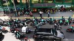 Ojol Kuasai Jalan Depan Stasiun Palmerah