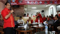 Diskusi serius santai itu dibuka oleh Ketua Umum Soksi, Ali Wongso Sinaga.