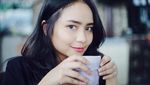 Begini Pose Manis Gita Gutawa Saat Ngopi dan Nikmati Gelato