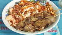 Netizen asal Tangerang ini pilih sarapan bubur di Alun-alun Kota Tangerang. Dipadu dengan sate ati dan ampela ayam memang paling terbaik. Foto: Instagram @nopiana.azizah