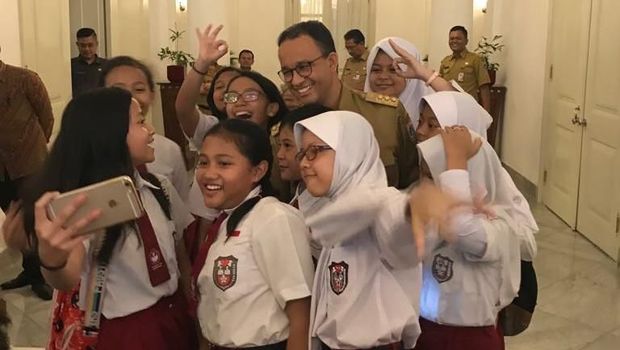 Ulang Tahun, Anies Dapat Kejutan dari Siswa SD di Balai Kota