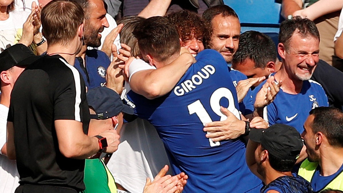 Olivier Giroud memeluk rekan setimnya David Luiz saat merayakan gol ke gawang Liverpool. (Foto: John Sibley /Action Images via Reuters)