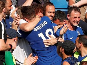 Melihat Lagi Pelukan Hangat Giroud ke David Luiz