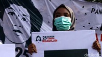 Massa pun meminta pemerintah mengusut kasus ini.