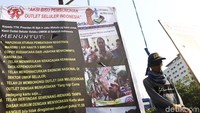 Aksi demo ini merupakan aksi pembuka karna esok gabungan dari pedagang outlet pulsa pun akan turun kembali untuk menggelar aksi di depan Istana.