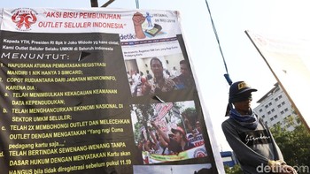 Tidak hanya melakukan aksi gantung diri, pedagang tersebut juga mengikat tangan sebagai simbol tak berdayanya pedagang pulsa dengan adanya peraturan pemerintah.