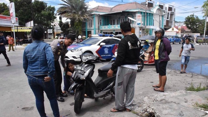 Mobil Dirlantas Ditabrak Sepeda Motor yang Dikendarai 2 Wanita