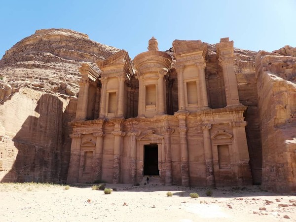 Kota Tua Petra tak akan terlihat secara kasat mata bila kita mencarinya di atas bukit. Suku nabatean sekitar tahun 312 Sebelum Masehi (SM) sudah memikirkan cara agar terlindung dari serangan musuh dengan membangun kota di antara bukit-bukit berbatu cadas atau sand stone. (silviaristori5/Instagram) Kota Tua Petra tak akan terlihat secara kasat mata bila kita mencarinya di atas bukit. Suku nabatean sekitar tahun 312 Sebelum Masehi (SM) sudah memikirkan cara agar terlindung dari serangan musuh dengan membangun kota di antara bukit-bukit berbatu cadas atau sand stone. (silviaristori5/Instagram)
