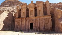 Kota Tua Petra tak akan terlihat secara kasat mata bila kita mencarinya di atas bukit. Suku nabatean sekitar tahun 312 Sebelum Masehi (SM) sudah memikirkan cara agar terlindung dari serangan musuh dengan membangun kota di antara bukit-bukit berbatu cadas atau sand stone. (silviaristori5/Instagram)
