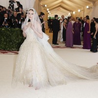 MET Gala merupakan ajang yang digelar untuk menggalang dana amal bagi museum sekaligus merayakan pembukaan pameran tahunannya. Di bawah tema yang sama, pameran MET Gala akan menampilkan busana-busana sakral dari Vatikan yang pernah dipakai Paus, seperti jubah berhiaskan bordiran emas milik Paus Benedict XV dan topi Paus Leo XIII. Koleksi tersebut nantinya akan bersandingan dengan busana-busana karya Coco Chanel, yang diketahui pernah dididik oleh suster, Balenciaga, hingga Donatella Versace selaku pihak sponsor.  Foto: Dok. Reuters, Getty Images