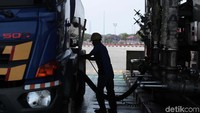 Pekerja mengisi mobil tangki BBM di Depo Plumpang,Jakarta Utara, Selasa (8/5).