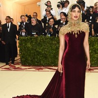 Priyanka Chopra menginjak karpet merah berbalut gaun velvet burgundy dari Ralph Lauren dan aksesori emas menutupi kepala hingga dada yang dibuat tangan selama 250 jam lebih. Foto: Getty Images