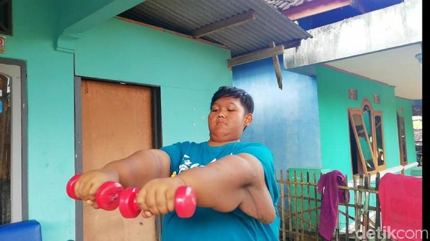 Aria kini telah berhasil memangkas berat badannya nyaris satu kwintal.