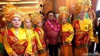 OSO foto bersama para penari penerima tamu kehormatan usai memberikan kuliah kebangsaan.