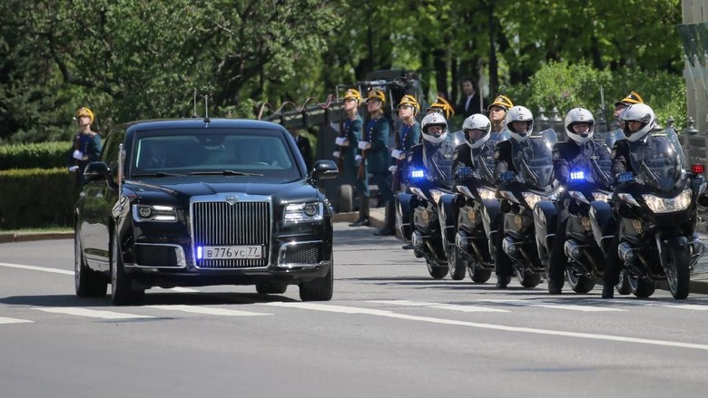 Mobil mewah Kortezh yang membawa Vladimir Putin saat pelantikan kemarin. Foto: Reuters Mobil mewah Kortezh yang membawa Vladimir Putin saat pelantikan kemarin. Foto: Reuters
