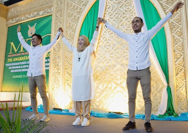 Saat tampil di panggung, Nisa Sabyan juga tak pernah tampil berlebihan. Ia memilih busana kasual seperti tunik dipadukan dengan sepatu sneakers. Foto: Instagram/SabyanGambus