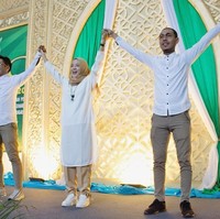 Saat tampil di panggung, Nisa Sabyan juga tak pernah tampil berlebihan. Ia memilih busana kasual seperti tunik dipadukan dengan sepatu sneakers. Foto: Instagram/SabyanGambus