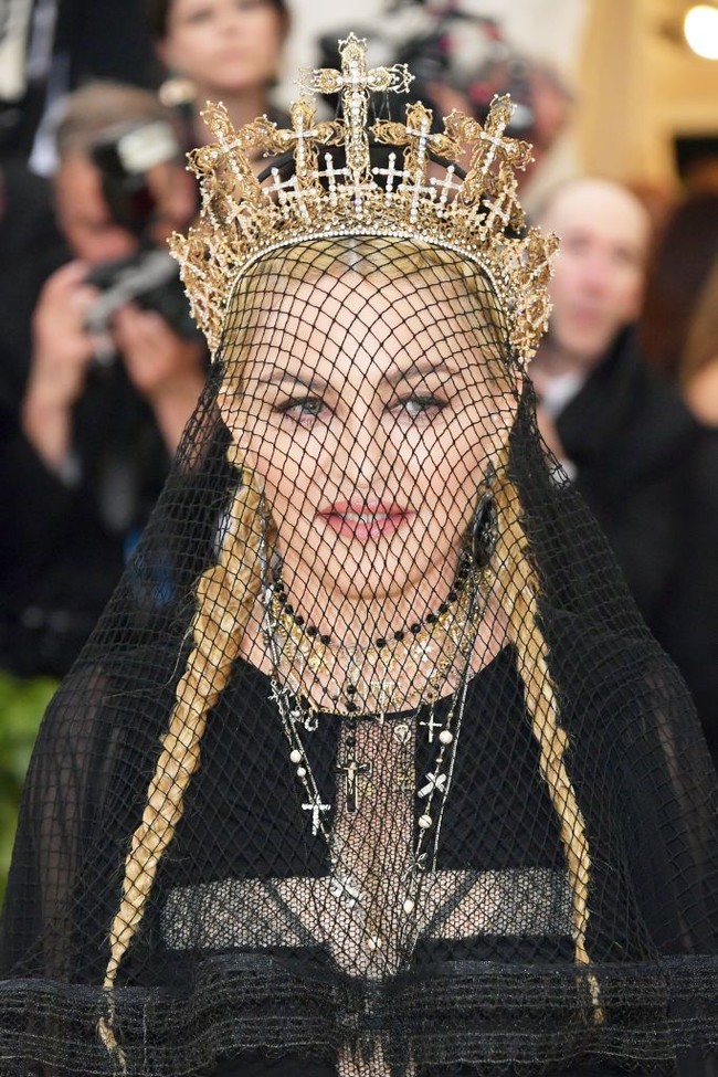 Saat hadir di Met Gala 2018 yang digelar di The Metropolitan Museum of Art, New York, Senin (7/5/2018), Madonna bukan hanya memakai mahkota karya Rinaldy A. Yunardi saja. Kalung rosario yang dipakainya ini juga rancangan desainer yang akrab disapa Yung Yung itu. Foto: Dok. Reuters, Getty Images