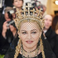 Saat hadir di Met Gala 2018 yang digelar di The Metropolitan Museum of Art, New York, Senin (7/5/2018), Madonna bukan hanya memakai mahkota karya Rinaldy A. Yunardi saja. Kalung rosario yang dipakainya ini juga rancangan desainer yang akrab disapa Yung Yung itu. Foto: Dok. Reuters, Getty Images