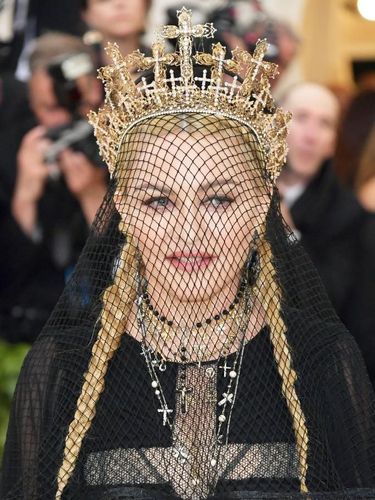 Madonna Pakai Mahkota Karya Desainer Indonesia di Met Gala 2018