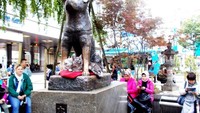 Turis Serobot Antrean Foto di Patung Hachiko, Warganet Geram