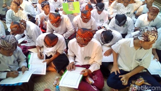 999 santri menulis mushaf Alquran di Menara Kudus.