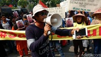 Perwakilan demonstran berorasi.