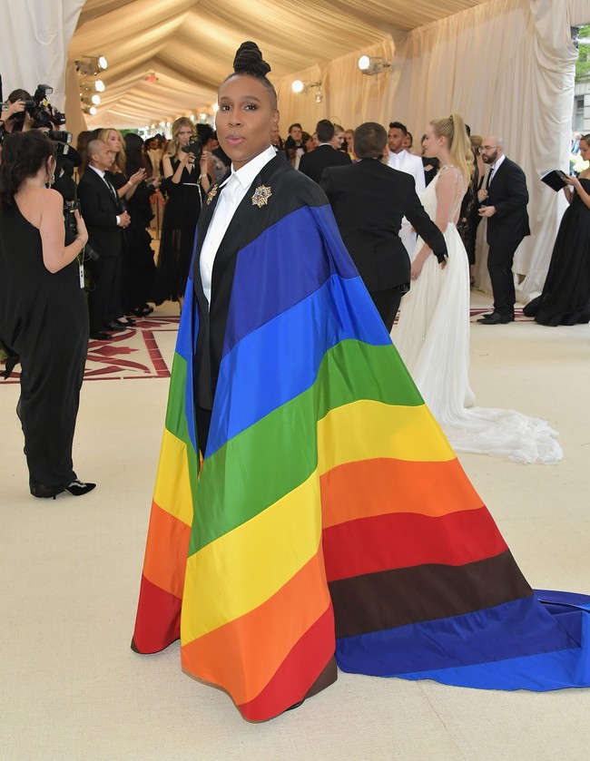 Met Gala tahun ini mengusung tema Heavenly Bodies: Fashion and The Catholic Imagination, tapi Lena Waithe justru memakai coat pelangi, lambang dari kaum LGBT. Foto: Dok. Getty Images